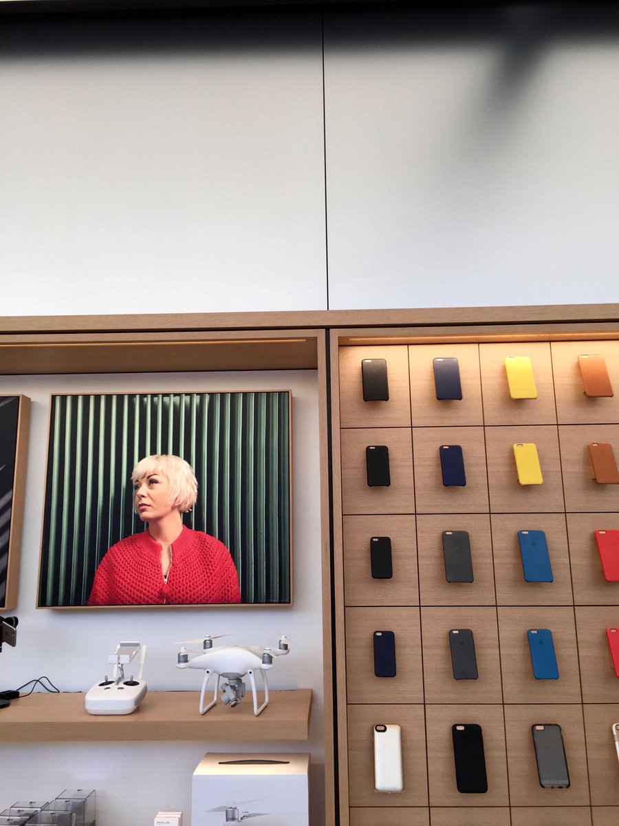 lacort's tweet photo. La Apple Store de San Francisco y su escandalosa atención al detalle. Continuidad y simetría. #BellezaALas10 (📸 @lkahney). https://t.co/oOx0pxOaox