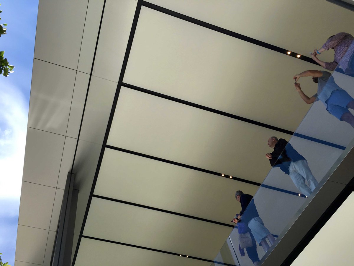 lacort's tweet photo. La Apple Store de San Francisco y su escandalosa atención al detalle. Continuidad y simetría. #BellezaALas10 (📸 @lkahney). https://t.co/oOx0pxOaox