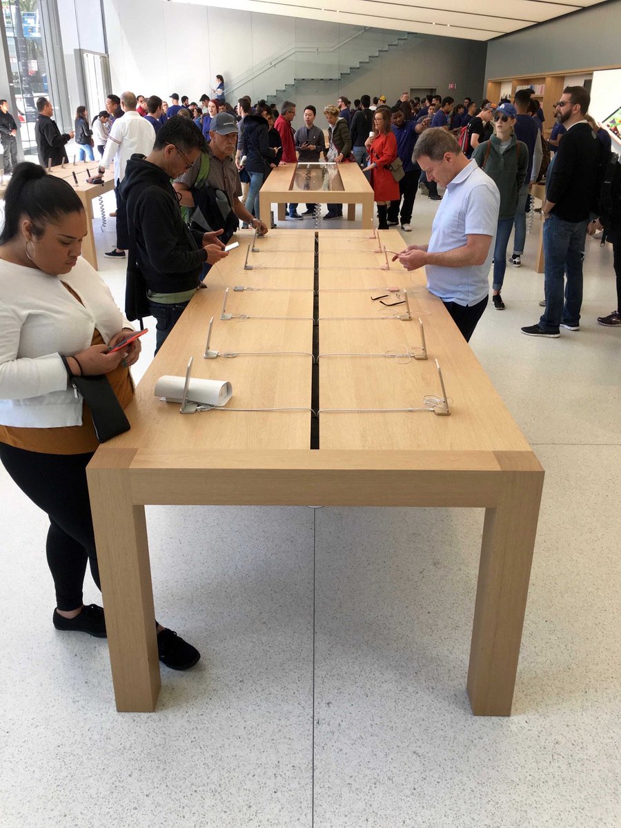 lacort's tweet photo. La Apple Store de San Francisco y su escandalosa atención al detalle. Continuidad y simetría. #BellezaALas10 (📸 @lkahney). https://t.co/oOx0pxOaox