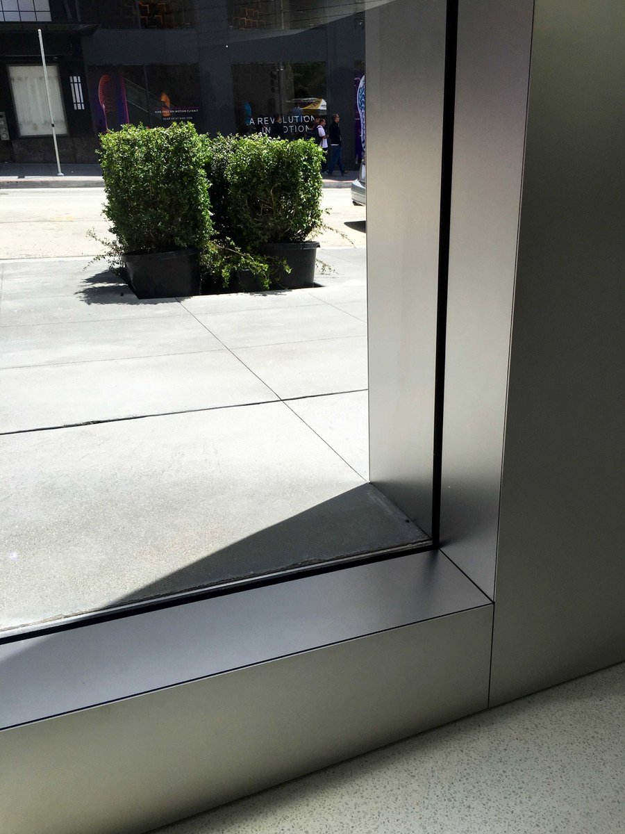 lacort's tweet photo. La Apple Store de San Francisco y su escandalosa atención al detalle. Continuidad y simetría. #BellezaALas10 (📸 @lkahney). https://t.co/oOx0pxOaox