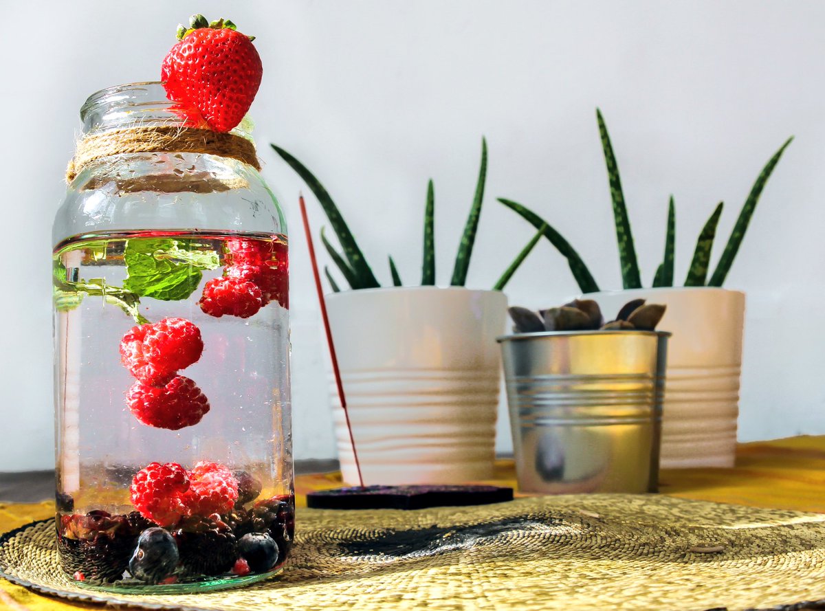 PurePacWater's tweet image. The benefits of infused water! Clearer skin, detoxification, reduced cravings, digestive help and even improved mood. Today’s #PurePacWater infusion is chock full of anti-oxidants, Vitamin C and gorgeous fresh flavour. Featuring raspberries, strawberries, blackberries and mint ✨