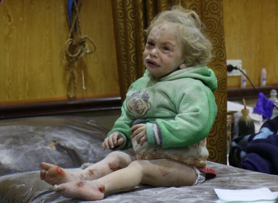 SyriaCharity's tweet photo. Pdt que bcp st occupés à polémiquer sur le turban de #Mennel, hier à #Idlib, des hôpitaux ont été bombardés, l'arme chimique a de nouveau été utilisée et des innocents ont encore été tués. Mais rien de grave, "ce n'est qu'en Syrie". 
Photo: Une fillette sortie des décombres hier. https://t.co/pBUBejudAO
