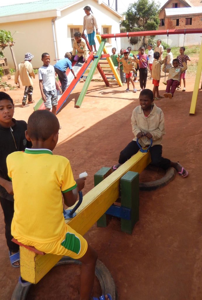orkydea's tweet photo. Voilà
La mia tredicesima area giochi per i bimbi poveri
Alla EPP Mahibahoaka di Talatamaty

#oredigioco #oredorate #oreafricane https://t.co/1T7tTsemN8