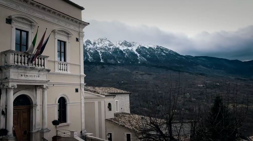 Presa_Diretta's tweet photo. Siamo il Paese dove i terreni agricoli abbandonati aumentano sempre di più. Un processo che dura ormai da 30 anni e che nessuno è riuscito a bloccare. E' invece fondamentale invertire la rotta e cominciare a riprenderci le terre abbandonate.
#Presadiretta https://t.co/ugkpGxtGP4