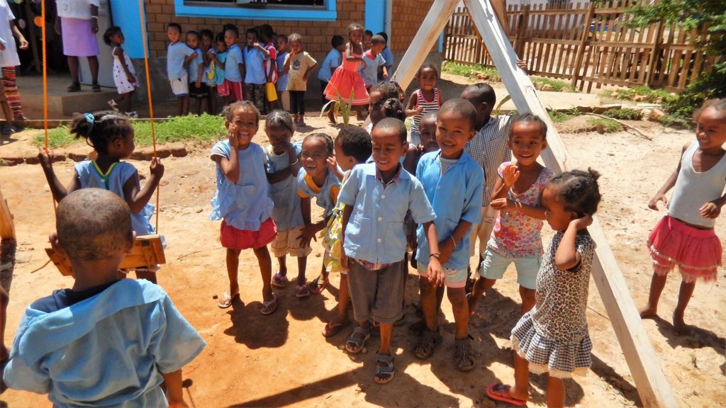 orkydea's tweet photo. Voilà
La mia quattordicesima area giochi per i bimbi poveri
Alla EPP Victoire Rasoamanarivo di Mahajanga 

#oredigioco #oredorate #oreafricane https://t.co/vo7ynN6scy