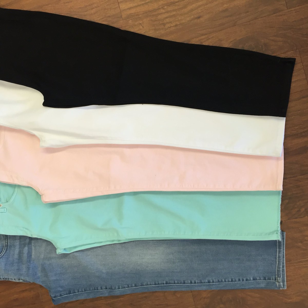 TheLibShop's tweet photo. Do you love an ankle pant as much as we do? What’s your favorite color in these @nydj 👖we just got in? There is a color to take you all through the year! 👖💙🌸⚪️🖤
•
•
•
•
•
•
•
#nydj #anklepants #jeans #denim #springishere #summerlove https://t.co/39H6ZMUZgj