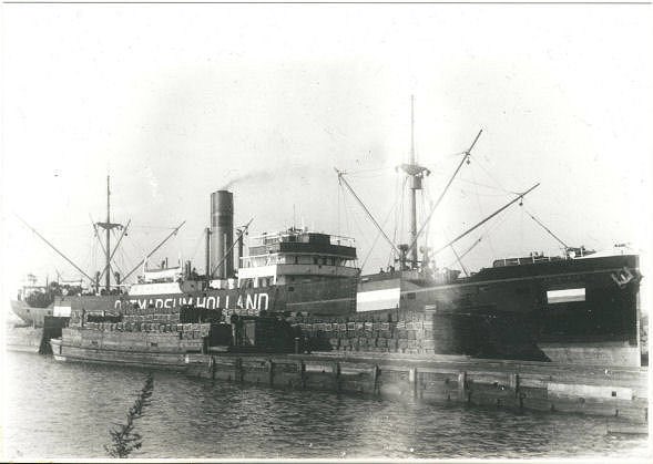 SS #Ootmarsum, cargo schip. Gebouwd in 1920. De Maatschappij Oostzee en Rotterdamsche Lloyd’s schepen hadden namen van plaatsen, bergen, streken enz in Nederlands Indië. Oostzee had dus "Sum"-schepen, zoals "Bussum", "Winsum" en “Ootmarsum". Bron: W.H.Moojen
