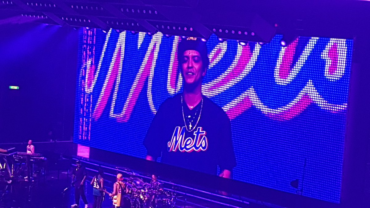 ariannabatti's tweet photo. Take me back @BrunoMars 🙌 https://t.co/dSqh4AopFF