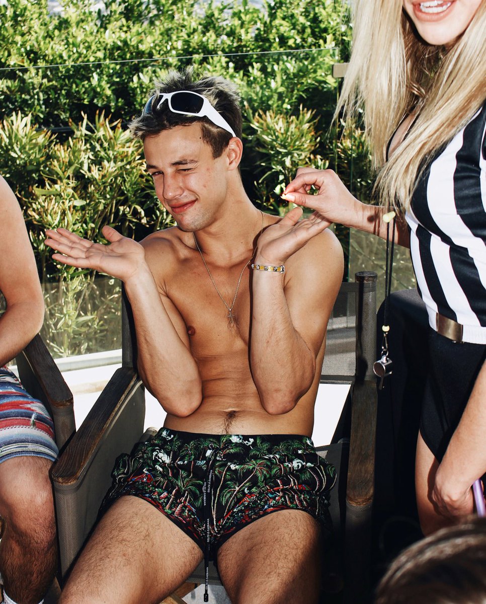 Cdallas92's tweet photo. Friends: “Do u reckon cam will ever follow or notice u?” 

Me: 

@TheGinaBina77 @camerondallas https://t.co/torkOt7P76