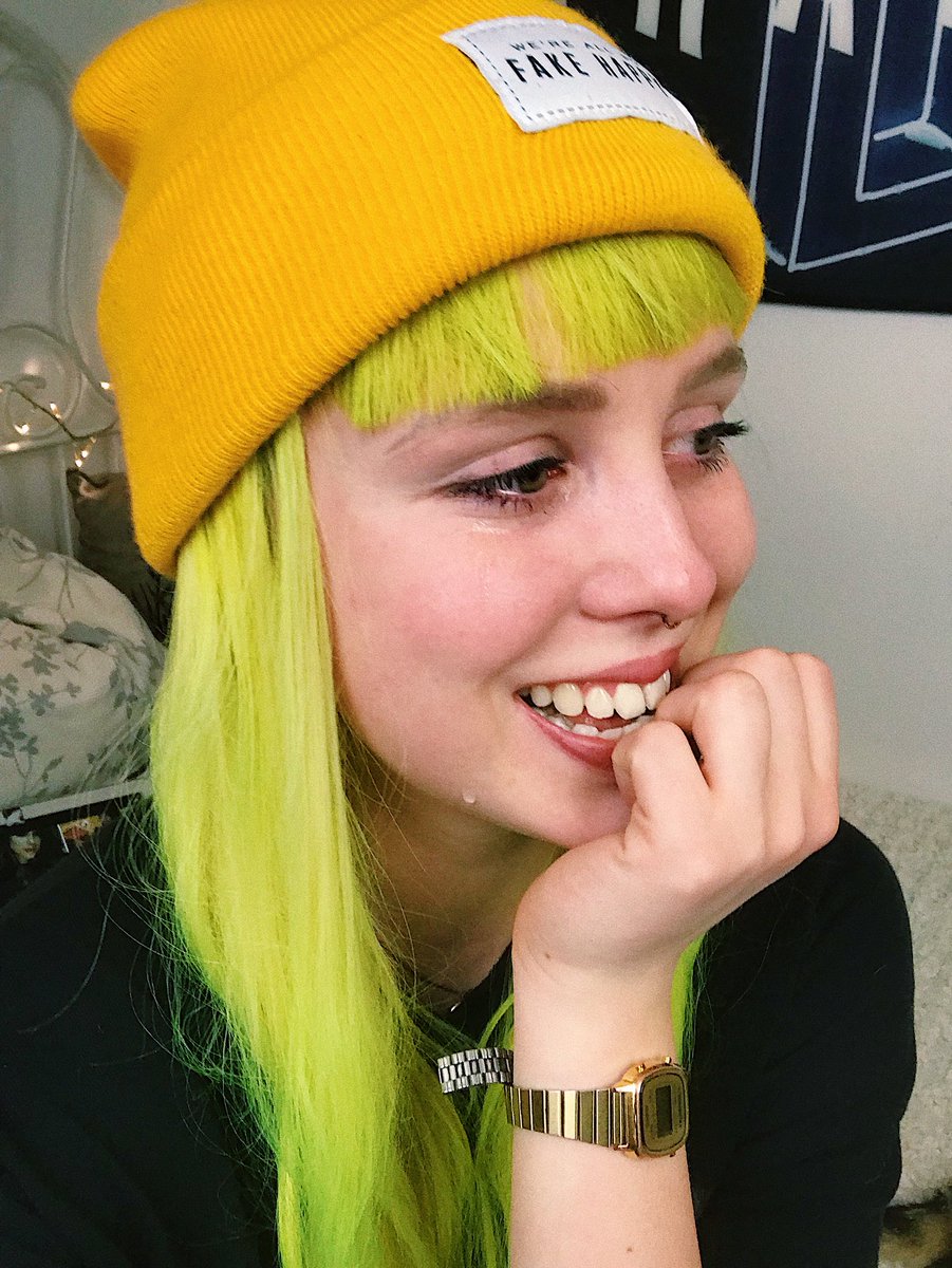 ohmyfigure8's tweet photo. I always tried to be not vulnerable/dramatic around friends or even the internet, but I am thankful that there are ppl out there like @paramore @yelyahwilliams @zacfarro @itstayloryall - being vulnerable/ honest themselves w/ their music. Just thanks, glad I made it until here. https://t.co/qLoG9DHHAJ