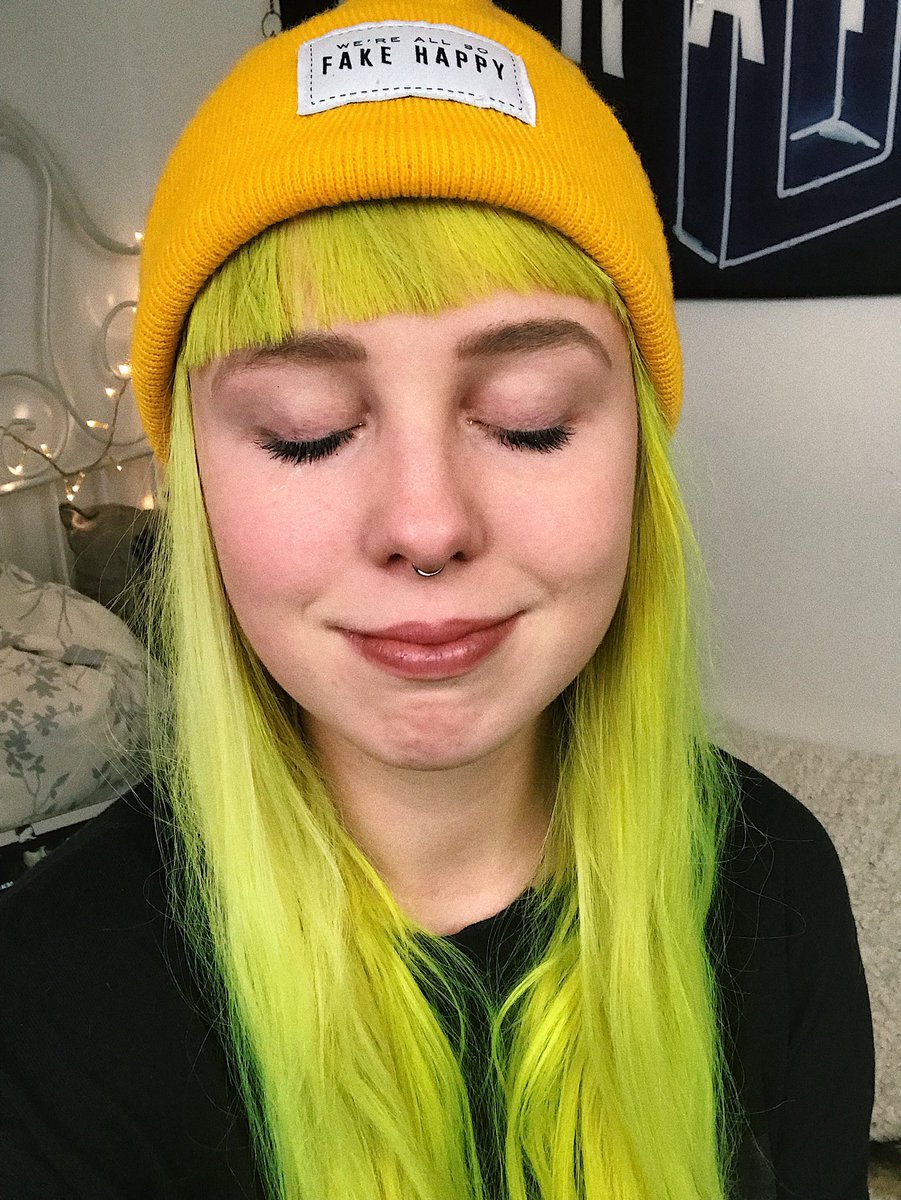 ohmyfigure8's tweet photo. I always tried to be not vulnerable/dramatic around friends or even the internet, but I am thankful that there are ppl out there like @paramore @yelyahwilliams @zacfarro @itstayloryall - being vulnerable/ honest themselves w/ their music. Just thanks, glad I made it until here. https://t.co/qLoG9DHHAJ