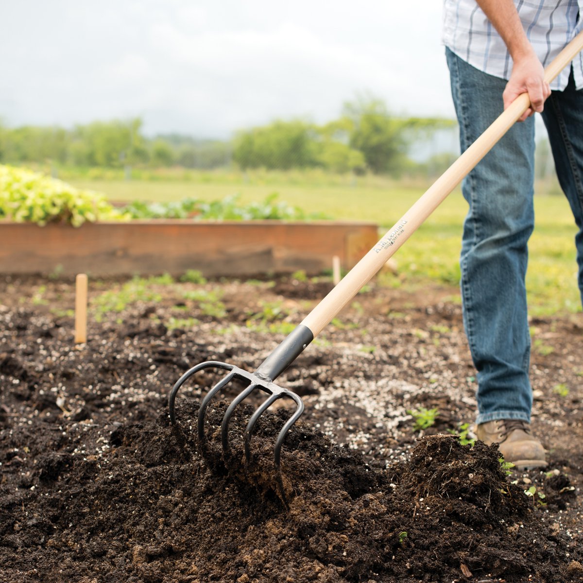 gardenersedge's tweet photo. Putting the Leonard Refuse Hook &amp; Cultivator to work in our test garden last year. (Currently the test garden is covered in snow! 🙁) #garden #cultivate #gardensoil #amleonard #gardentools #goawaysnow #readyforspring https://t.co/8wxqiDpfKA https://t.co/hpMStYsPJP