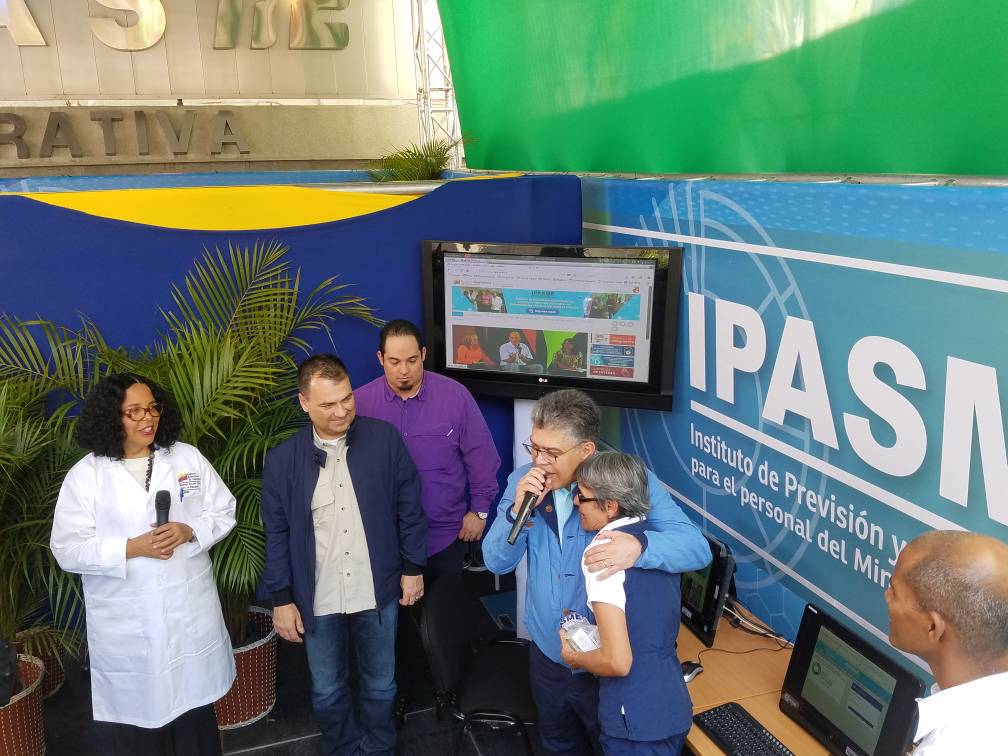 #EsNoticia || <a href="/JauaMiranda/">Elías Jaua</a>: Desde este lunes comenzó la distribución de medicamentos a pacientes del magisterio venezolano con enfermedades crónicas (Leer+) goo.gl/NLpxUt Vía <a href="/avnve/">Agencia Venezolana de Noticias</a>  <a href="/NicolasMaduro/">Nicolás Maduro</a> <a href="/JauaMiranda/">Elías Jaua</a>