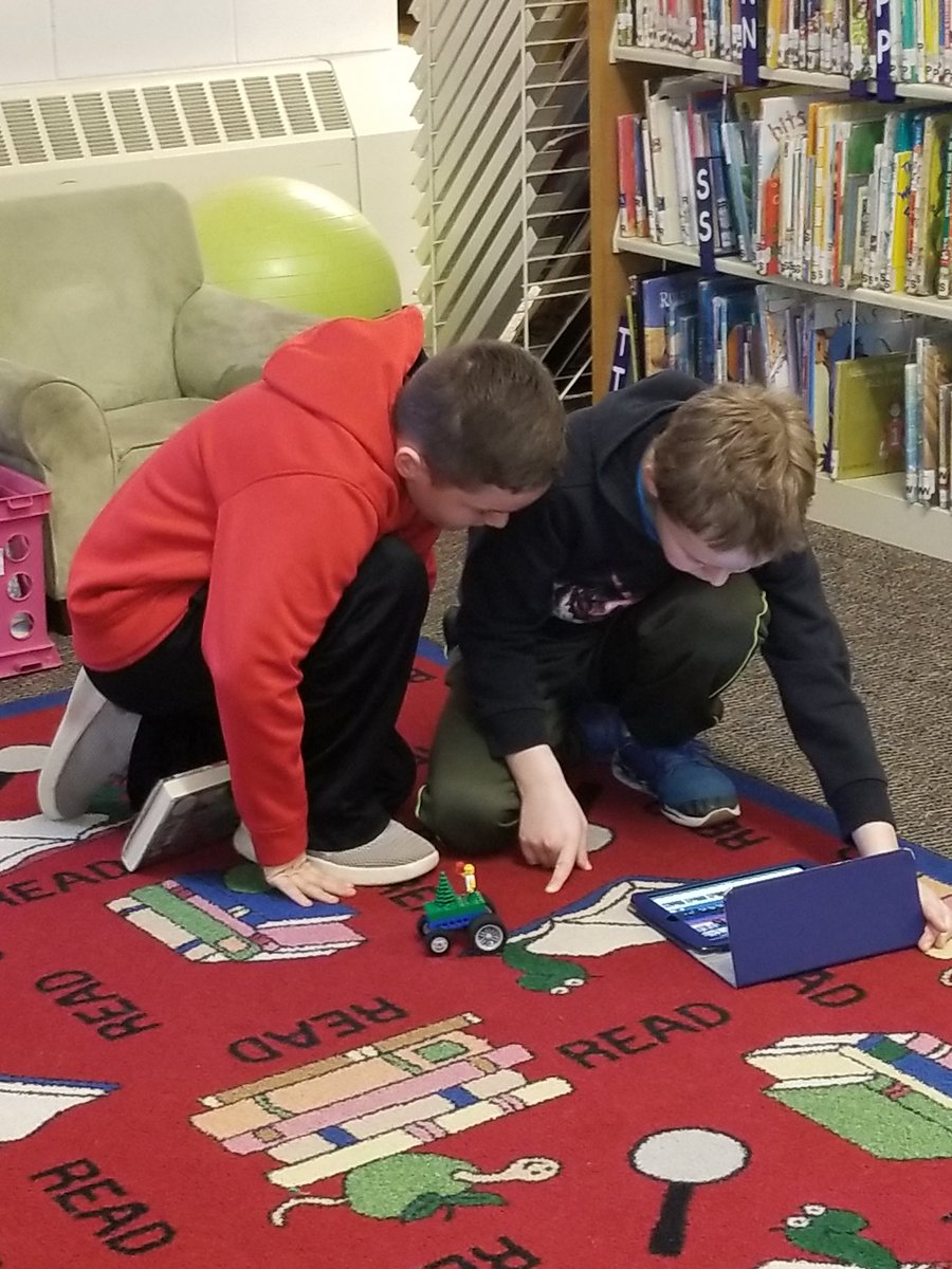PES_Library's tweet photo. Grade 4 is working together to complete their Story Element assignment. Great job!! @ByrneEbyrne #connect2psd #inspiringsuccess #mycreate https://t.co/aAIvKJccr4