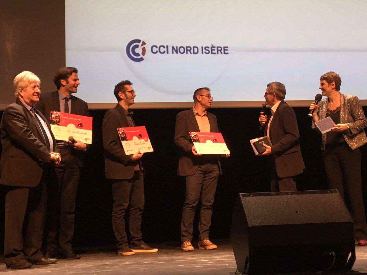 GroupamaRaa's tweet photo. .@GroupamaRaa remet le Trophée du public à Librairie Lucioles lors de la Soirée de l'#Entreprise @ccinordisere. #commerçant #innovation #tourisme #transition #numérique #gastronomie #logistique https://t.co/Zjc5FGd3dZ