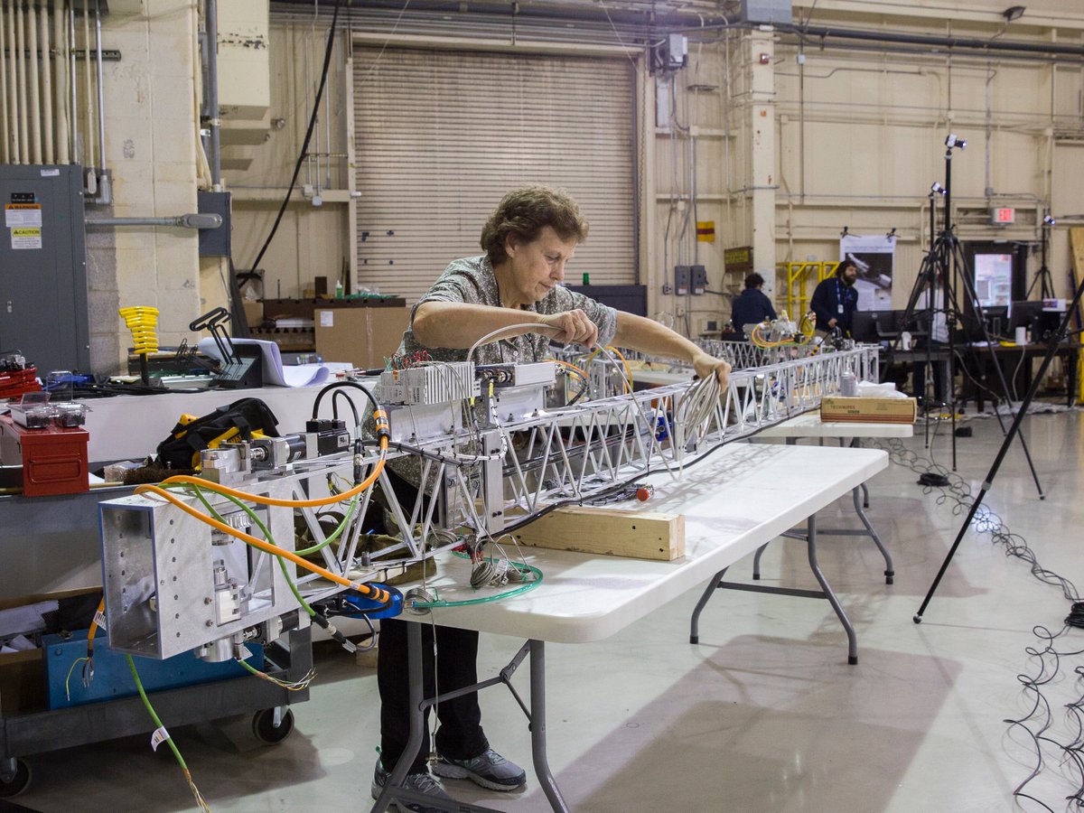 NASALangley's tweet photo. Our new robotic arm, Tension Actuated in Space MANipulator (TALISMAN) "flexes" its muscle during a ground demonstration test.
Read more here: https://t.co/zykGNjQgWd https://t.co/zZwtGm9kjx