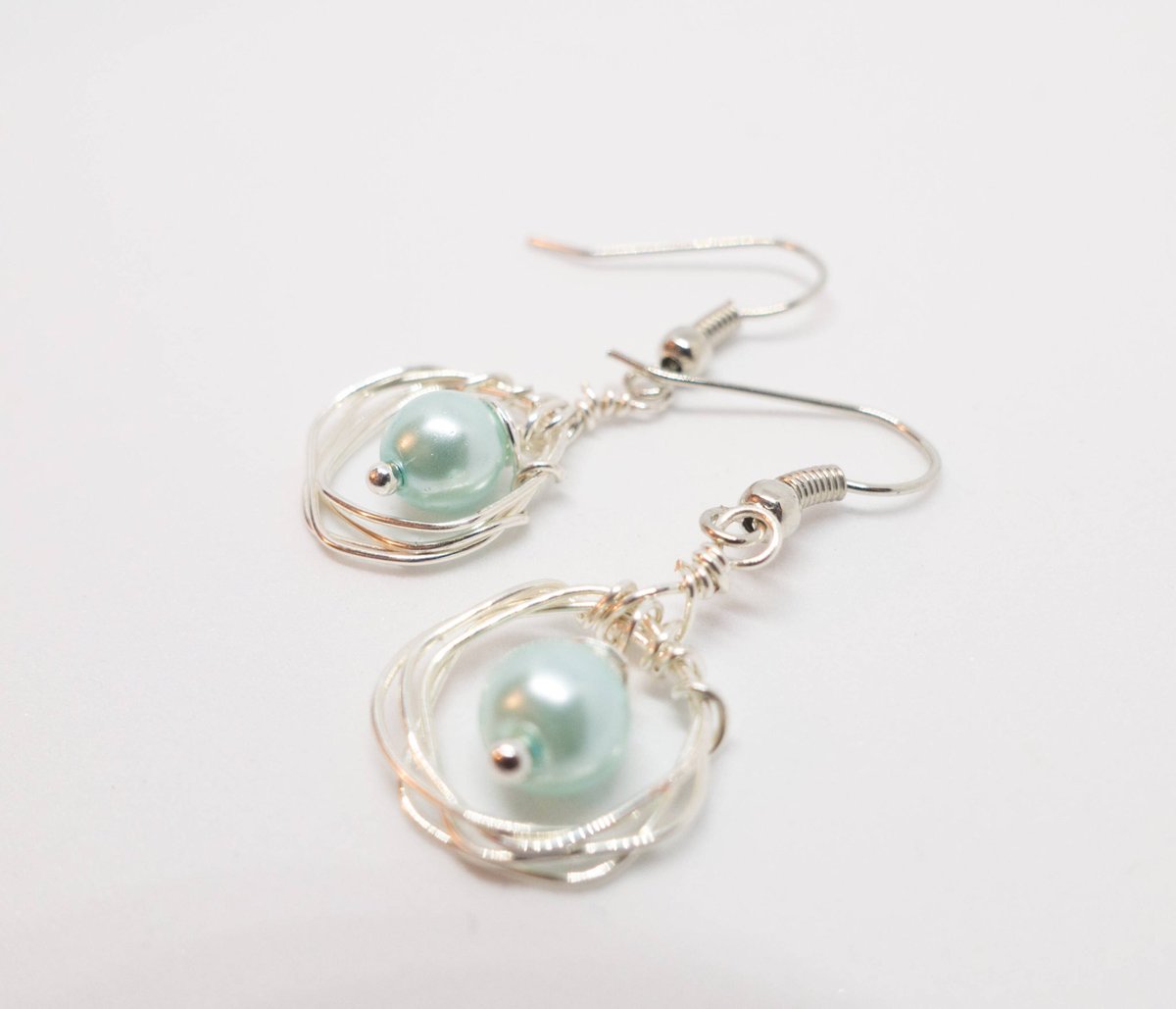 Just4Crafts's tweet photo. New #handmade design by JennyMarshallDesigns - now in my Etsy store!  #earrings #oorbellen #crafts #jewelry #pearls #wirewrapped  #etsy https://t.co/SjZoMJcawd https://t.co/FYUDAiZQ6Q