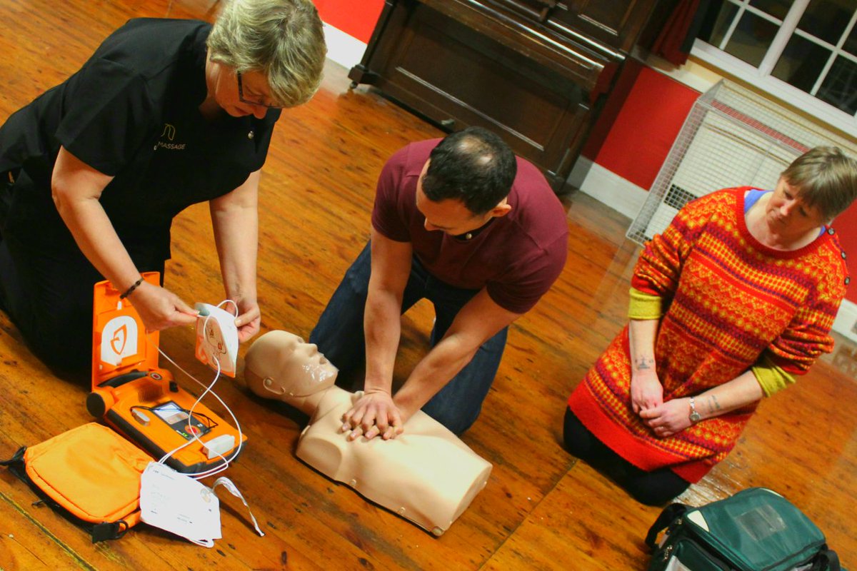 SouthNottsCFR's tweet photo. Brilliant training night this week. We're pleased to announce we also have some new recruits, welcome to the team guys!
If you would like to donate to the group  or if you're interested in becoming a first responder, please feel free to get in touch. @EMASNHSTrust @EMAS_CFR https://t.co/XZl3GYy0jG