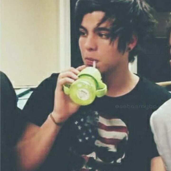 DanielaPdcSv3's tweet photo. Supongo que hay cosas que nunca cambian, no?❤☕ @sebbbbas @villalobossebas https://t.co/jYxQY7tGm7