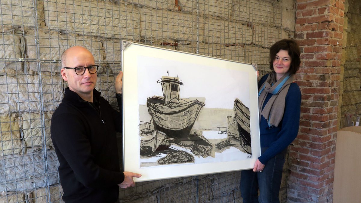 #Kunst #Galerie <a href="/artundform/">art+form</a> in #Dresden (Foto: Remo Dudek und Sybille Nütt mit einem Werk der Künstlerin) präsentiert die Künstlerin Ursula Strozynski mit der #Ausstellung "Landgang" . Zu sehen bis zum 15.03.2018, geöffnet Mo-Fr 10-20 Uhr und SA 10-18 Uhr. neustadt-ticker.de/61231/aktuell/…