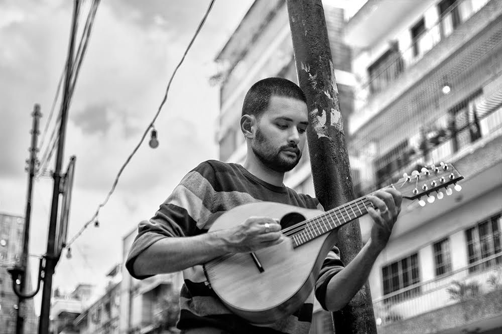 ¿Sabían que Jorge Torres (@JorgeTMandolina) no toca una mandolina de 8 cuerdas, como es habitualmente, sino que tiene una de 10, inspirada en el brasileño <a href="/hamiltonholanda/">Hamilton de Holanda</a>? Conoce más del #ArtistaDelMes de #Guataca