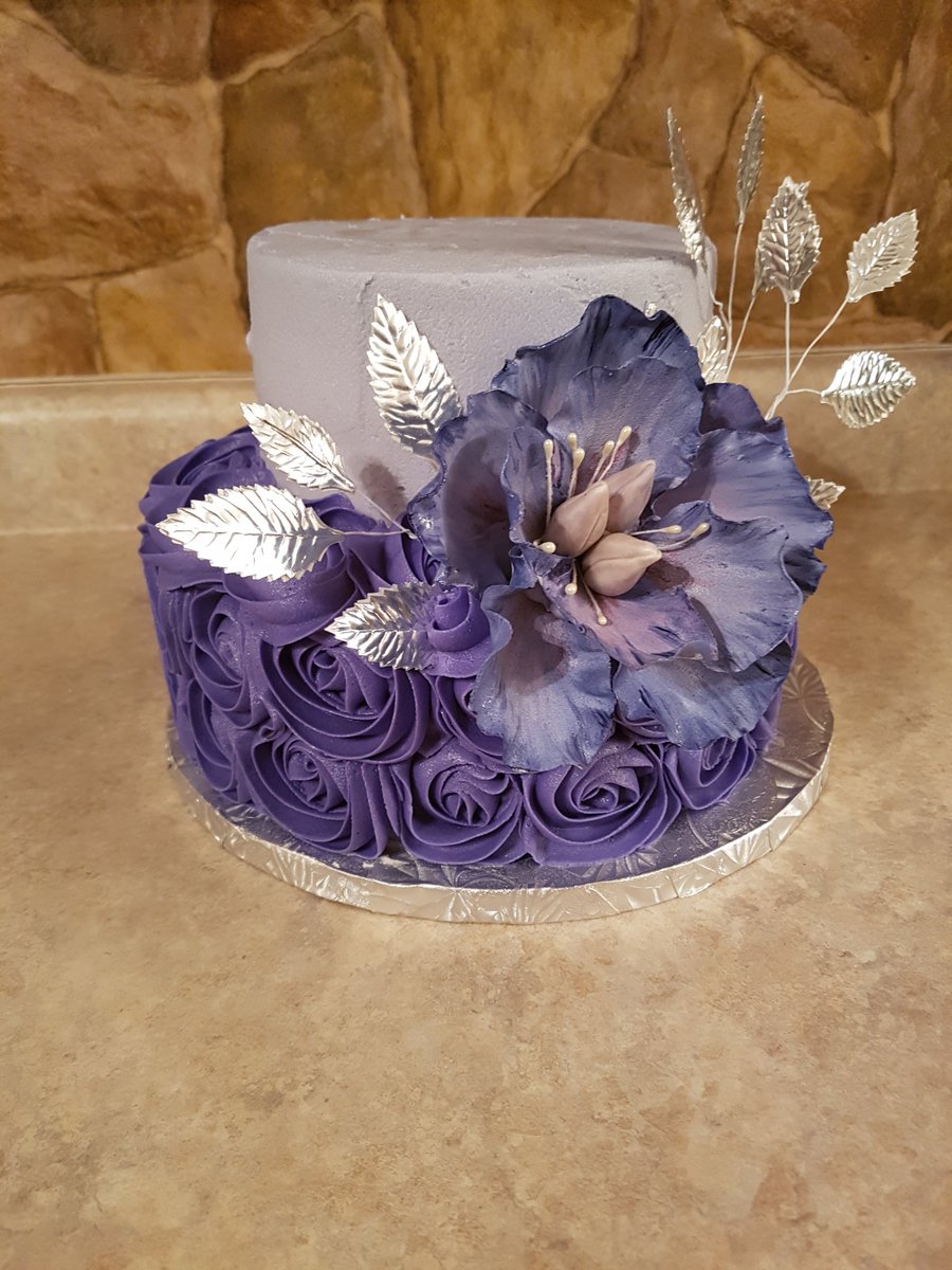 Vuronyka's tweet photo. #cakedecorating #cakelove #cakealicious #Purple #Silver #ilovemyjob https://t.co/X9bxV5jr6L