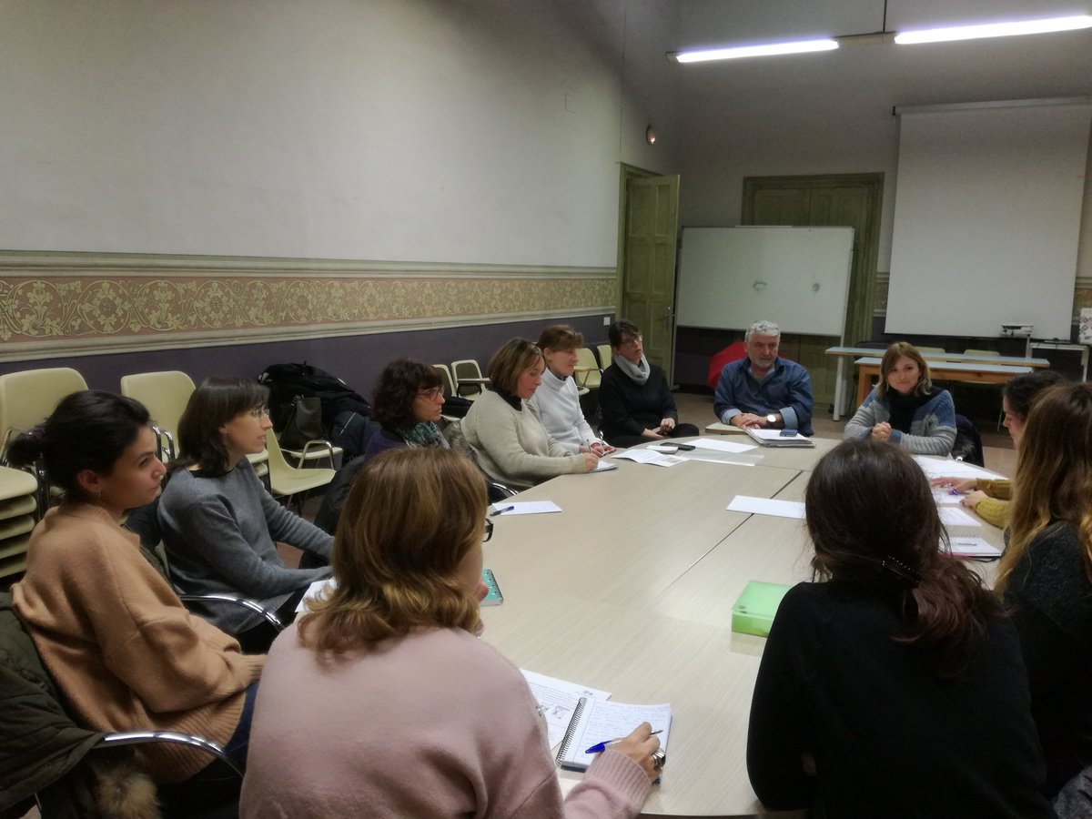vic_educacio's tweet photo. 📷 Treballant en l'elaboració de la nova proposta del #FactorQ Escola de Mares i Pares 2018, amb la col·laboració de totes les AMPA dels centres educatius de #Vic https://t.co/djt7PXH4Pg