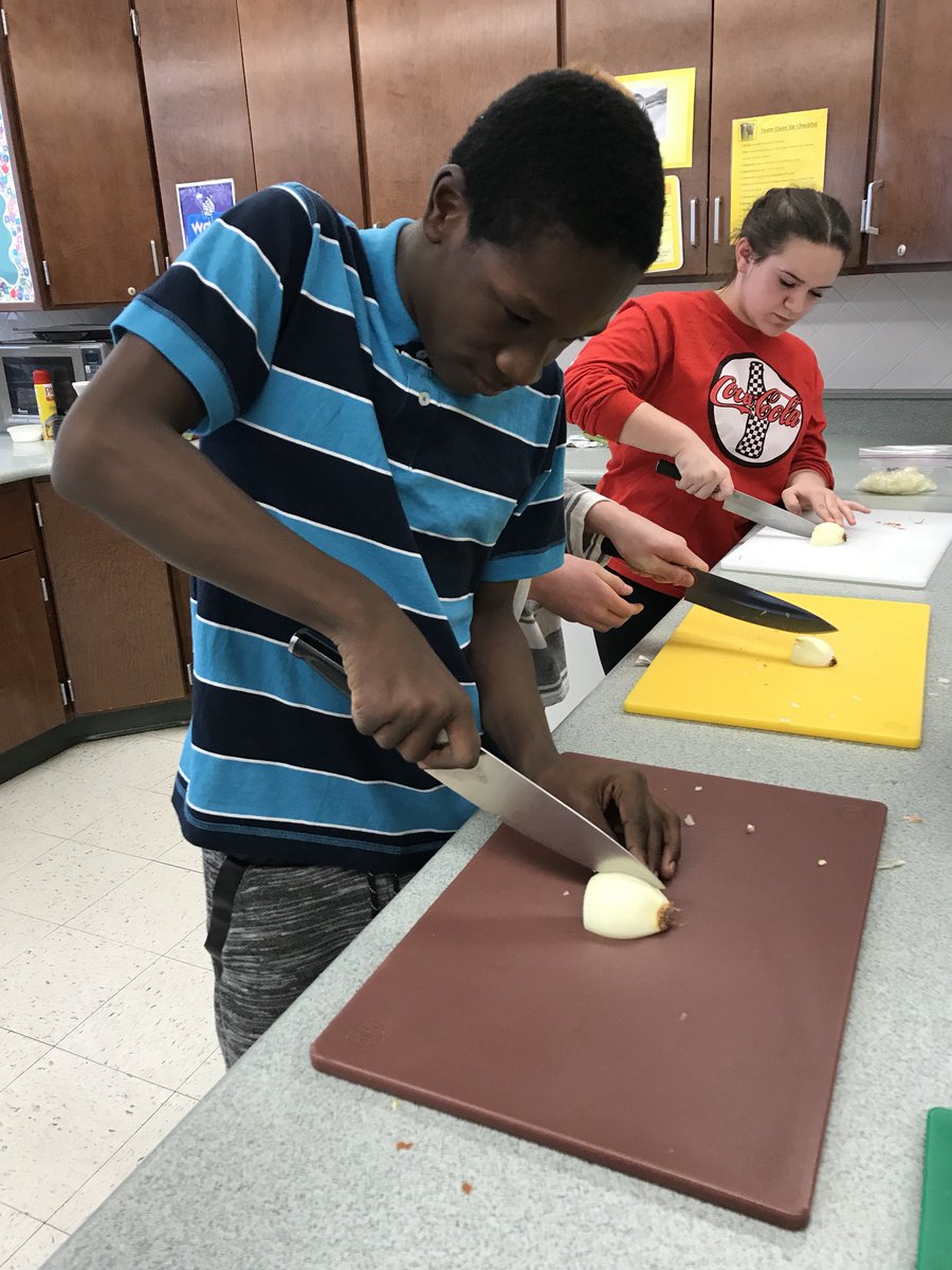 KKreuter12's tweet photo. Knife skills on display! #facs4life #recipeprep #pastafagioli #chefknifeskills @depierroHMS @HMSDalers @PelechStanley https://t.co/XVzrrapVCj