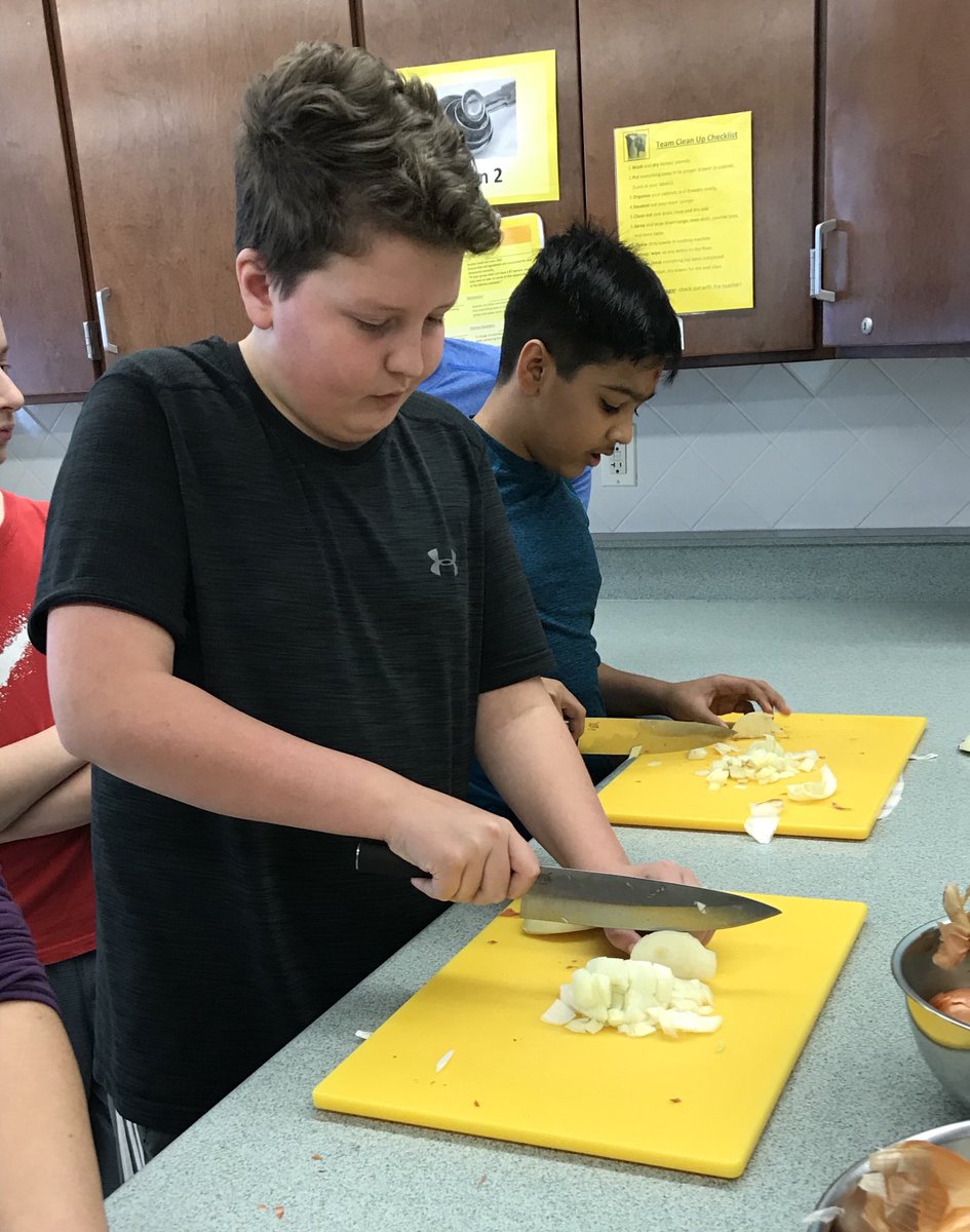 KKreuter12's tweet photo. Knife skills on display! #facs4life #recipeprep #pastafagioli #chefknifeskills @depierroHMS @HMSDalers @PelechStanley https://t.co/XVzrrapVCj