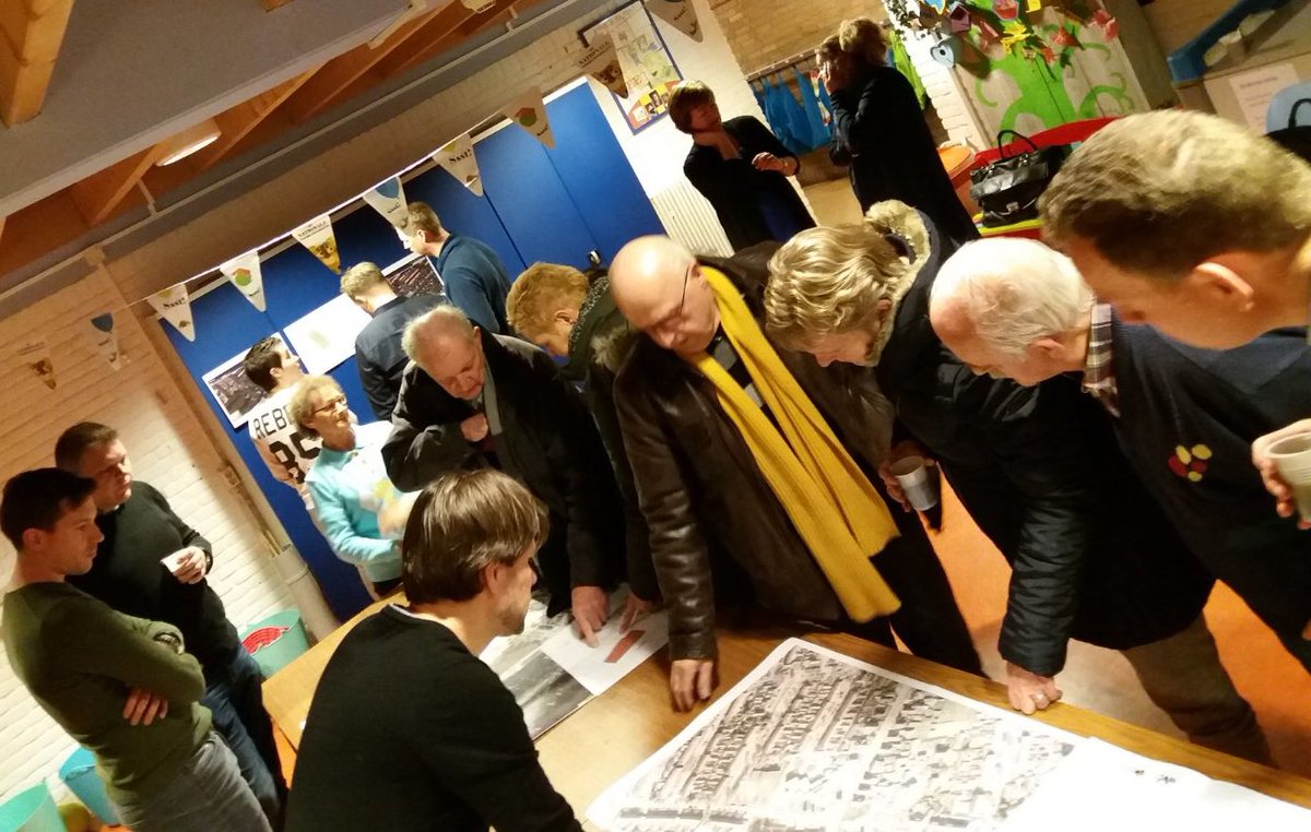 Veel belangstelling tijdens informatie bijeenkomst voor omwonenden van de nieuwe basisschool IKC Zuidwest te Wezep. De eerste stap richting een nieuw bestemmingsplan #participatie #bouwenaandetoekomst