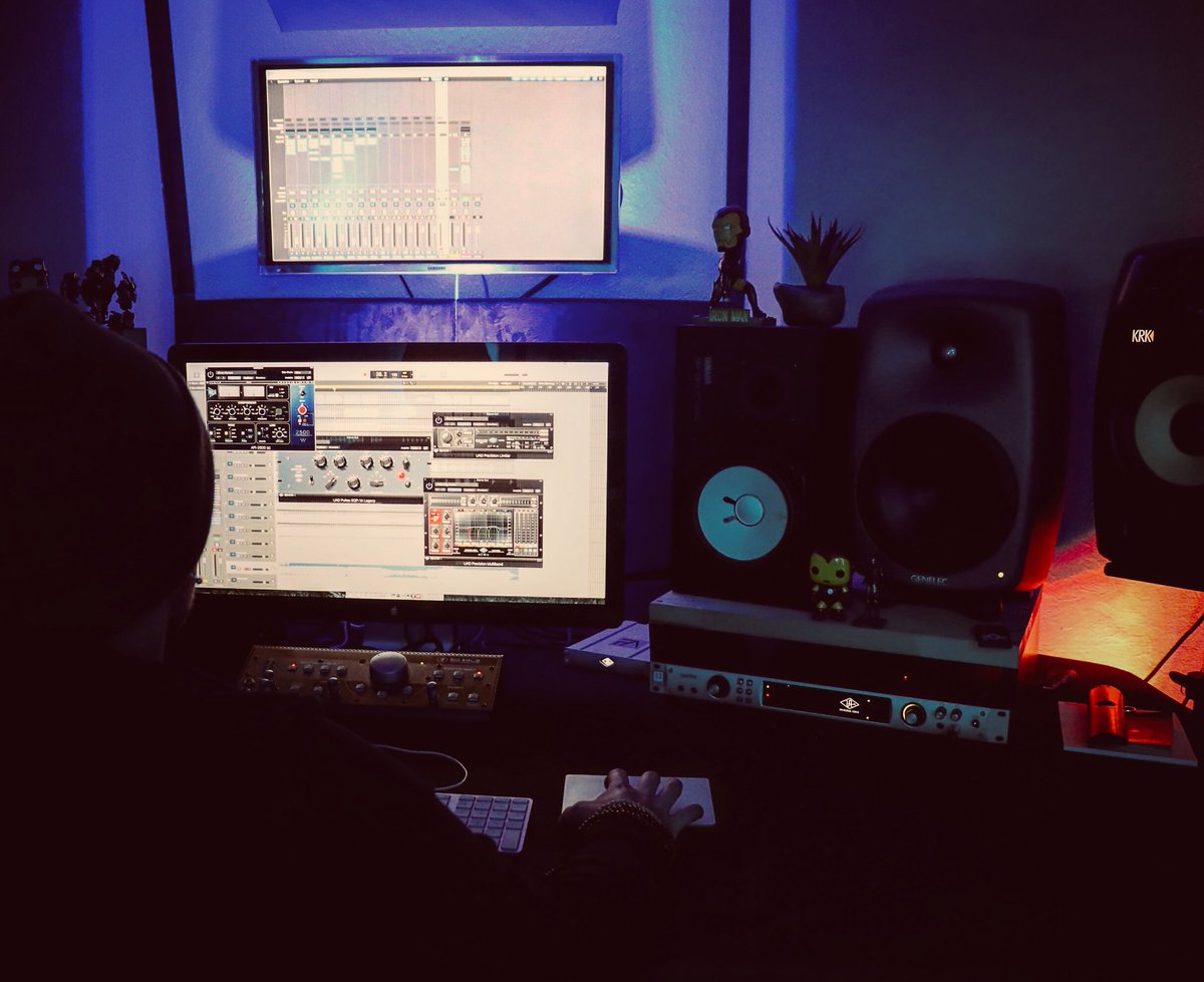 FilAlberga's tweet photo. Back in the Studio making some new stuff for #2k18 #groove #house  #music check my #Instagram for more✌🏼 https://t.co/9e7eZAKBXX