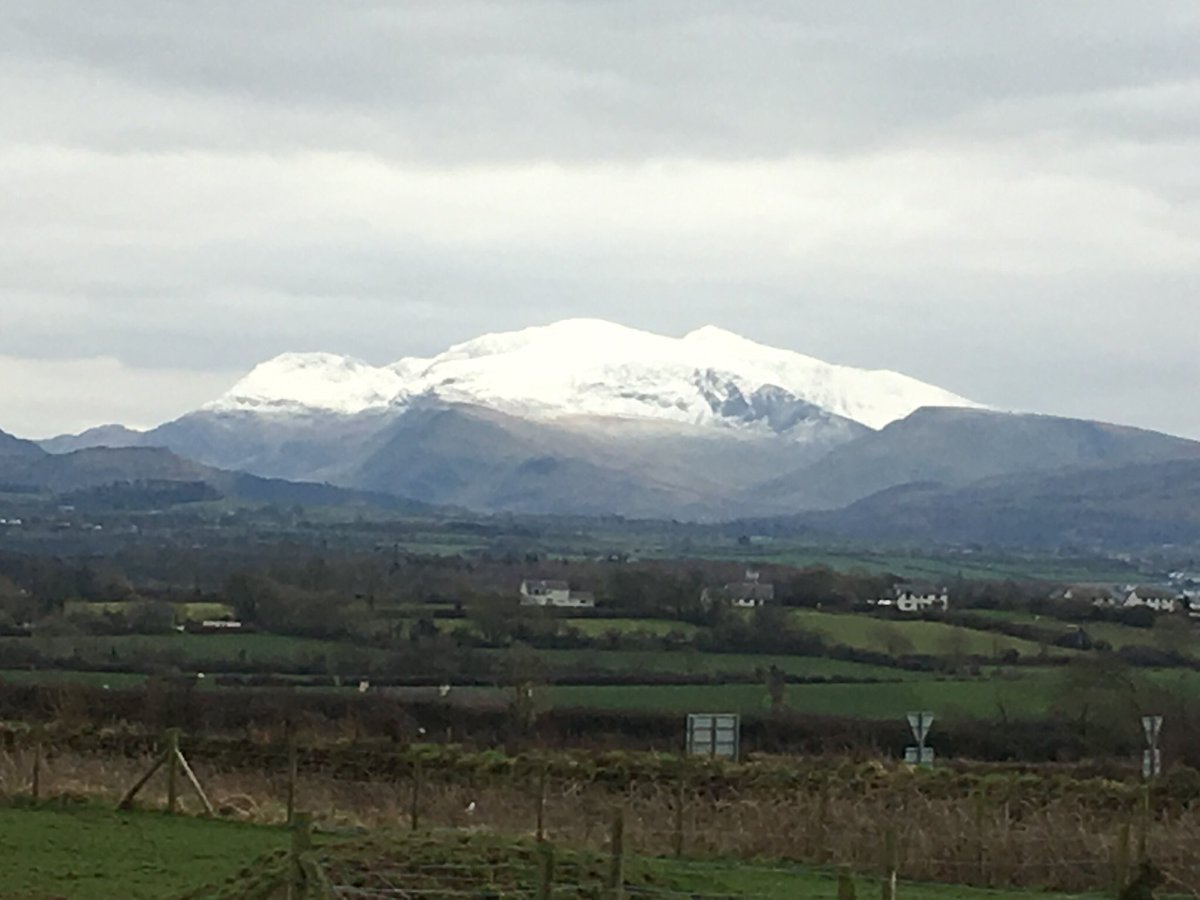 angleseyhols's tweet photo. Mount Snowdon (Y Wyddfa) looking stunning and majestic today from Gaerwen on #Anglesey #snowdonia #snowdon #weather @BBCWthrWatchers https://t.co/mv1jmwV7U9