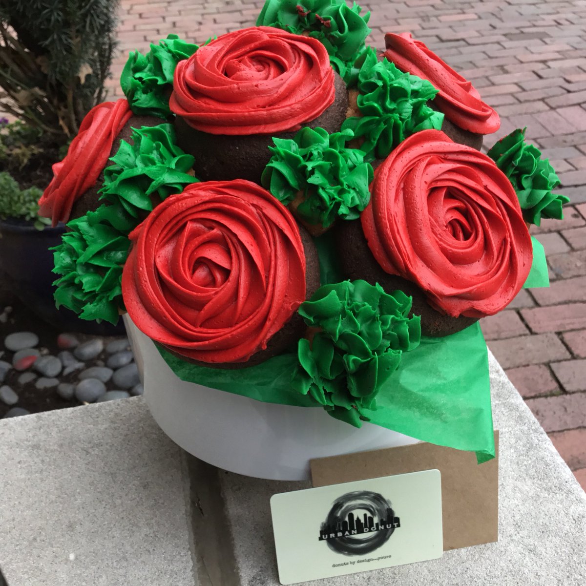 urban_donut's tweet photo. LOVE DAY GIVEAWAY!  Winner receives Donut Bouquet,$25 gift card. RETWEET THIS POST 💝💝 FOLLOW US. 💕 Winner chosen Feb. 12th.                                                                           Donut Bouquet is available through Feb. 12th-$34.99 - 48 hr. preorder ONLY. 🌹 https://t.co/CzEDshlUNw