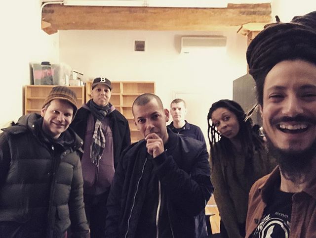 EasyStarAllStar's tweet photo. Great to catch up with @back_beat_ at the @EasyStarRec office last week!
#EasyStarAllStars #BackbeatSoundsystem #EasyStarRecords #EasyStarFamily #reggaefamily #reggaemusic #reggaelabel #goodhangs #labelhangs https://t.co/LIwC8fwTHz