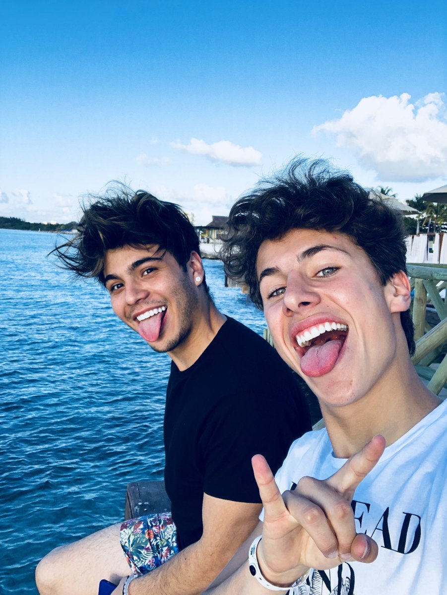 JuanpaZurita's tweet photo. Emepezando otra Loca Aventura y ahora nos acompaña @villalobossebas 

Que creen que será? 🌊 🦈 https://t.co/EdUqND0scZ