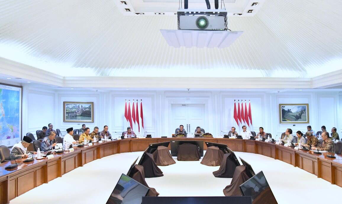 jokowi's tweet photo. Ekonomi syariah sedang bergairah ya. Pemerintah akan dorong nggak hanya di sektor keuangan seperti bank, asuransi, dan investasi, tetapi sektor riil kayak produksi barang2 halal. Kemarin malam kita bahas dalam Ratas pengembangan instrumen syariah -Jkw https://t.co/ZBUACeOXkQ