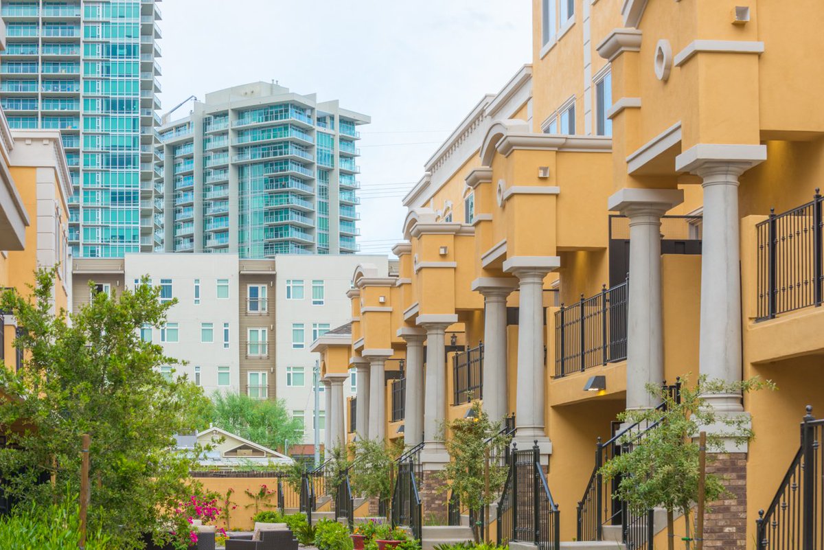 421W6th's tweet photo. When we say we are in the heart of #Downtown #Tempe, we mean it! Make your daily commute quick and easy when you're a resident at 4 Twenty One West.
#Arizona #Living #Townhomes #ForSale #NowSelling #GatedCourtyard #VerticalLiving #Realtor #AZRealEstate #house #ASU #MillAvenue https://t.co/yhdJmqUqLO