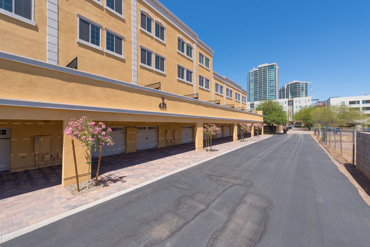 421W6th's tweet photo. When we say we are in the heart of #Downtown #Tempe, we mean it! Make your daily commute quick and easy when you're a resident at 4 Twenty One West.
#Arizona #Living #Townhomes #ForSale #NowSelling #GatedCourtyard #VerticalLiving #Realtor #AZRealEstate #house #ASU #MillAvenue https://t.co/yhdJmqUqLO
