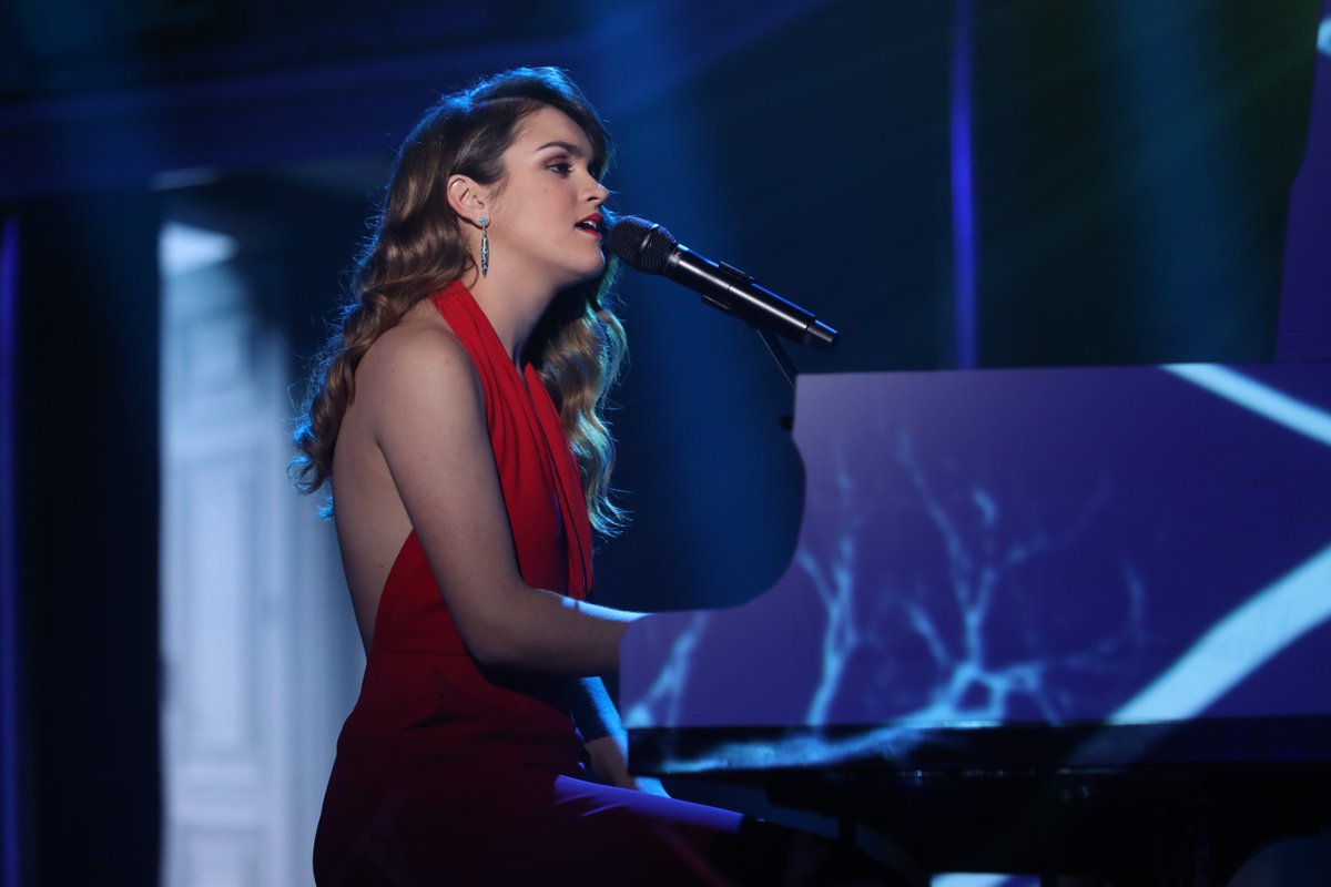 "Para empezar, diré que es el final..."🎶 Y en este final, Amaia vuelve a hacer magia en nuestro plató con 'Miedo' al piano ✨ ¿Os está gustando esta interpretación? #OTFinal