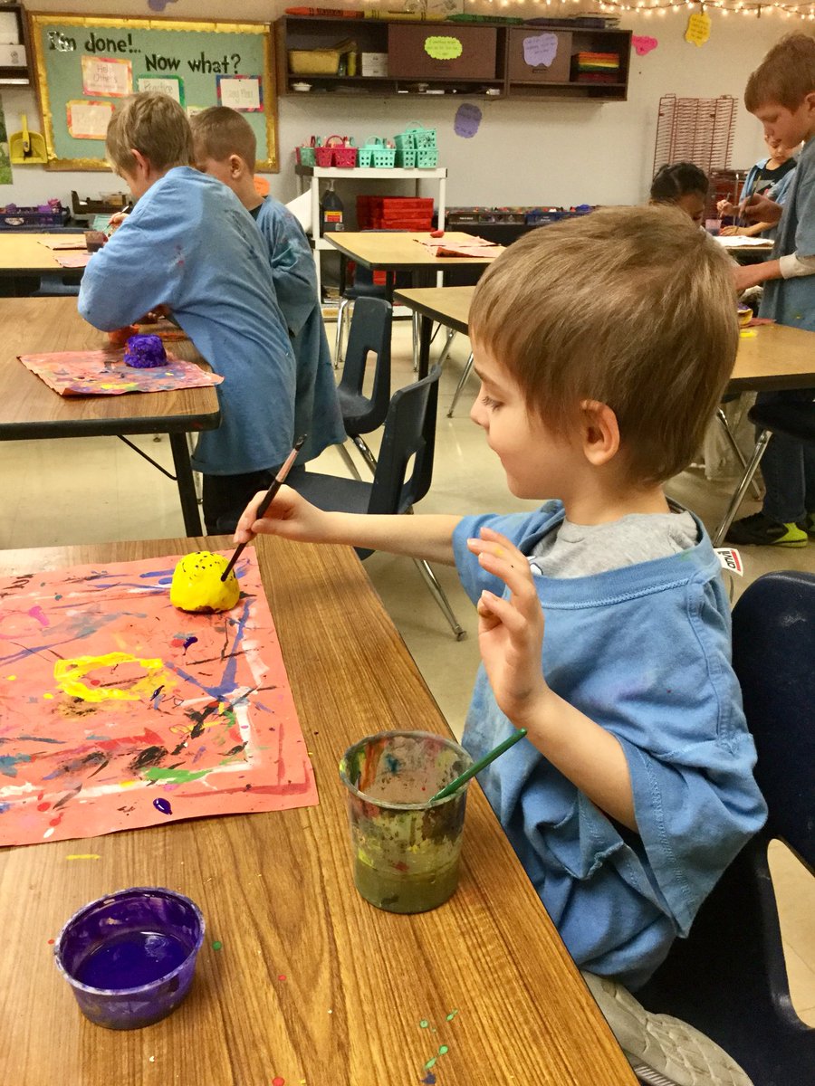 KTennesen's tweet photo. @MrsFelkinsClass paints clay pinch pots! Thanks for the idea @MrsAccurso! #SycamoreStrong @SycamoreHills1 https://t.co/3rqZkxkSbk