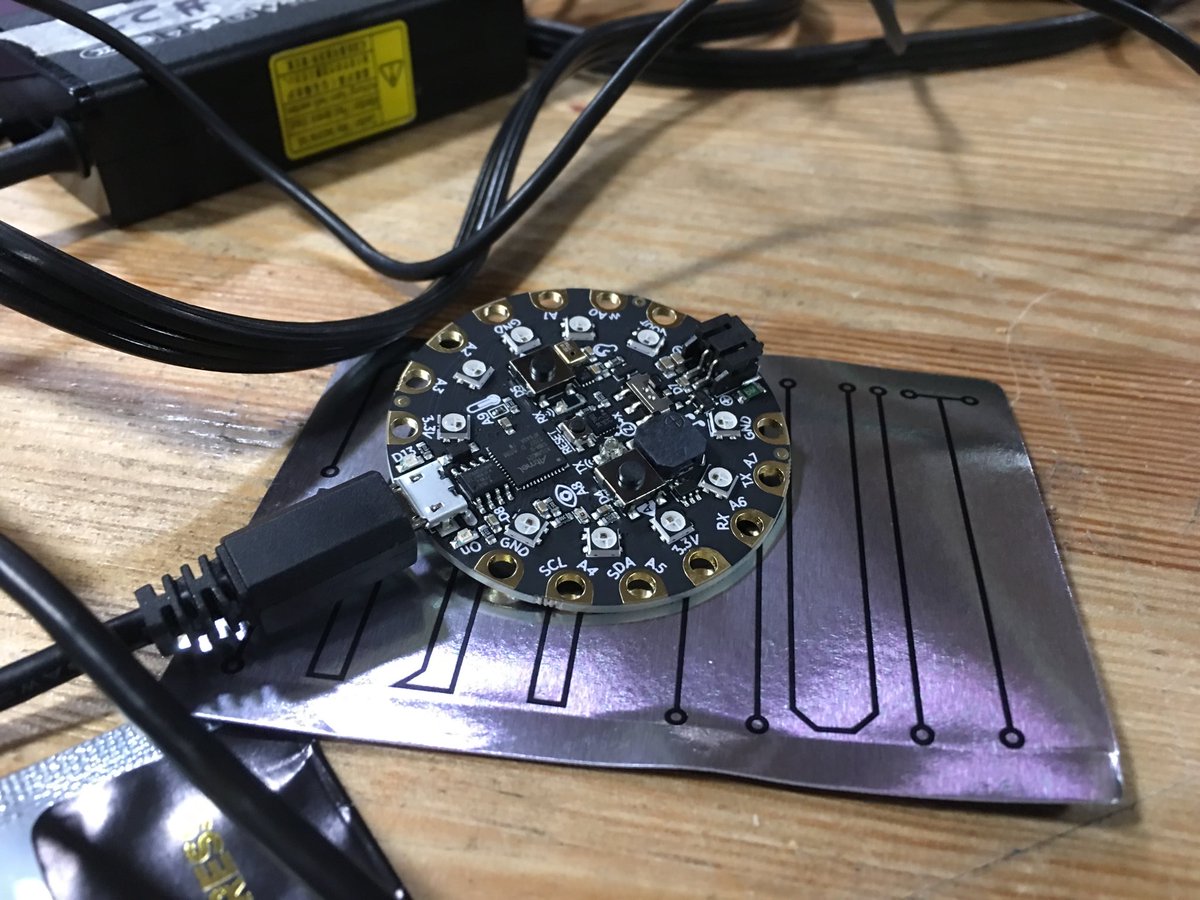 CISCOmuse's tweet photo. Having fun with Circuit Playground Express @STEAM_Labs educator bootcamp https://t.co/ue0GpPqJN4