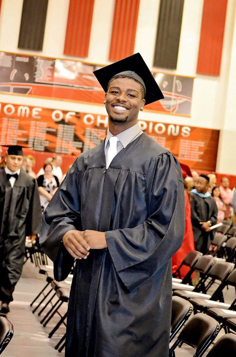misslightupthe_'s tweet photo. #BlackMenSmiling #2016Graduate #LittleBroJoe 😍👏🏽✊🏽🙏🏽 https://t.co/ma4tISCaDH