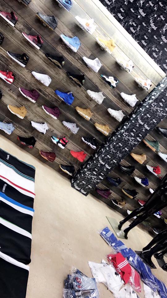 getrightkam's tweet photo. support black businesses! right off Springhill! #251 https://t.co/3xQDjBJBVW