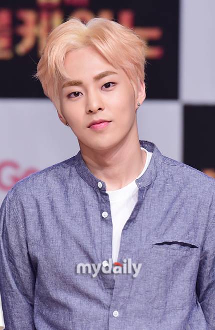 theseoulstory's tweet photo. EXO Xiumin shares he will not be accepting physical gifts anymore but rather the sincere feelings of fans towards him instead ❤️ https://t.co/3iifnRlbEC https://t.co/gDfsRhQMAU