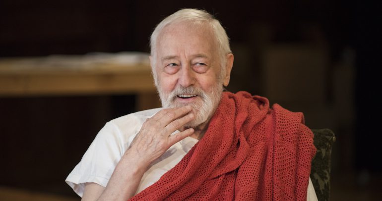 FelixMater's tweet photo. "People say there's no trace of an accent anymore, and there isn't because I worked very hard to lose it. And the reason I did that is a British accent in America is a real status symbol"
~ John Mahoney (1940 - 2018) https://t.co/lULxELWKgr