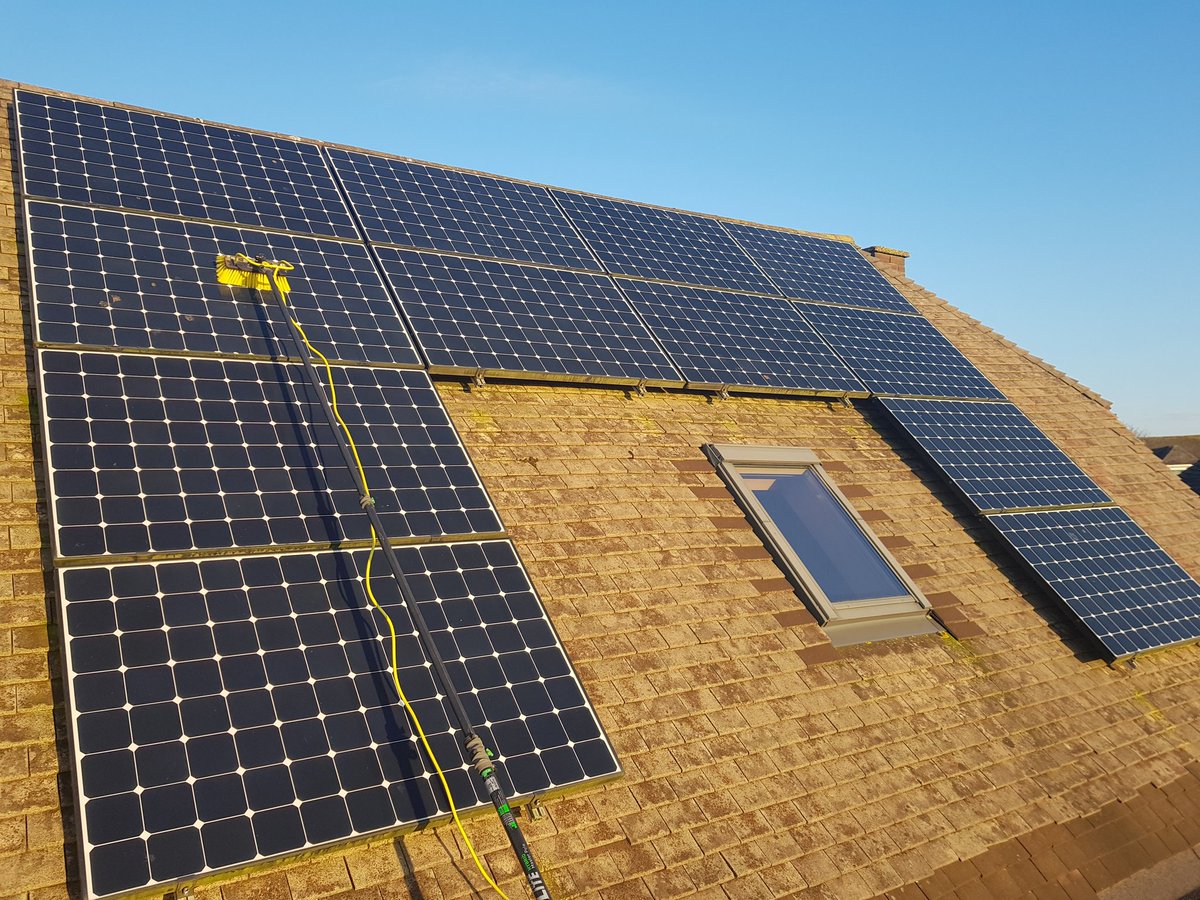 Saventsolar's tweet photo. Beautiful sun this afternoon despite cold. Another customers solar PV system cleaned and checked to maximise generation https://t.co/OVpU9vLJNe