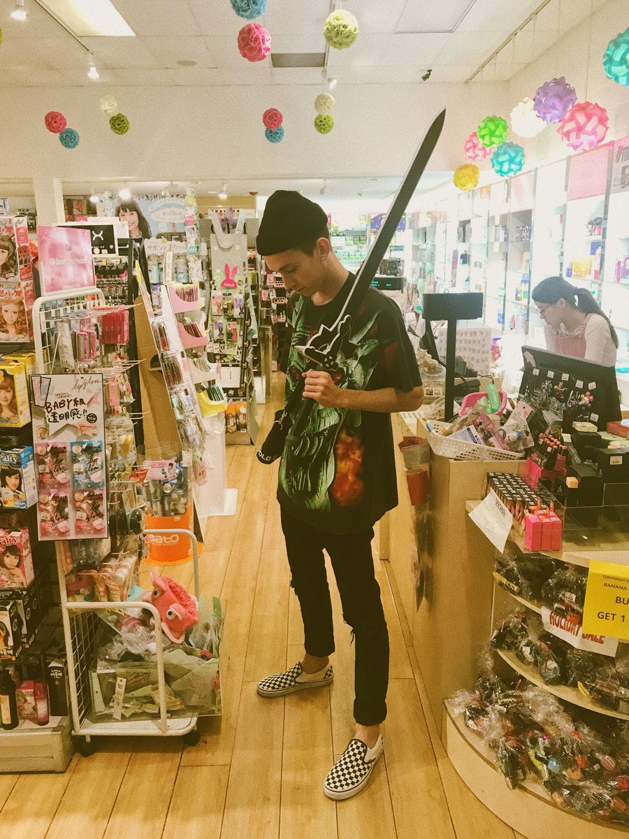 chillin in lil tokyo 📸: <a href="/artripoli/">Post Marone 🍝🤌🏼🇮🇹</a>