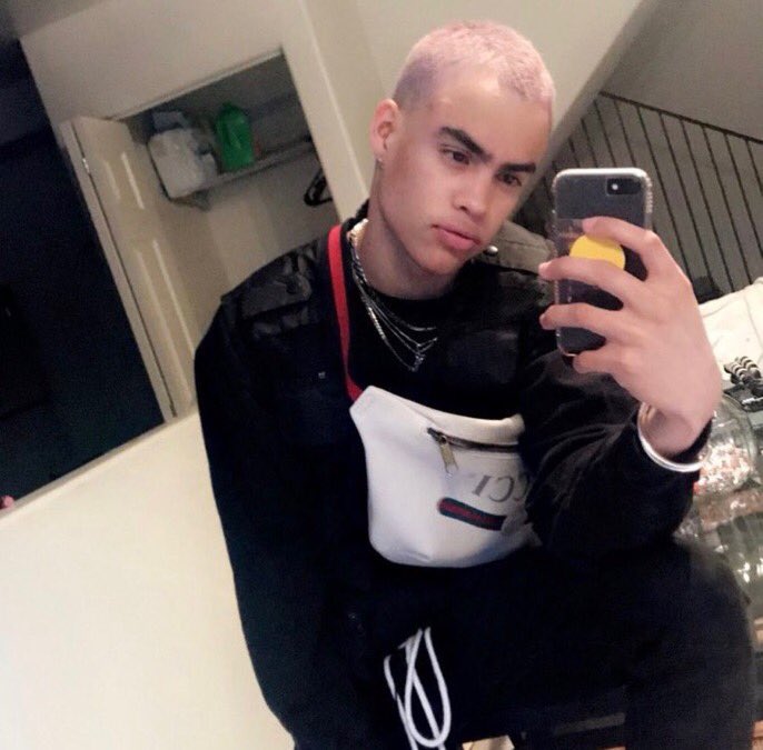 whateverlydia's tweet photo. At the family reunion
Who we introducin
Who we introducin

this my cousin edwin, his head keeps gettin bigga, his favorite type of girls are the ones that say nigga https://t.co/FFrqhcWzQo