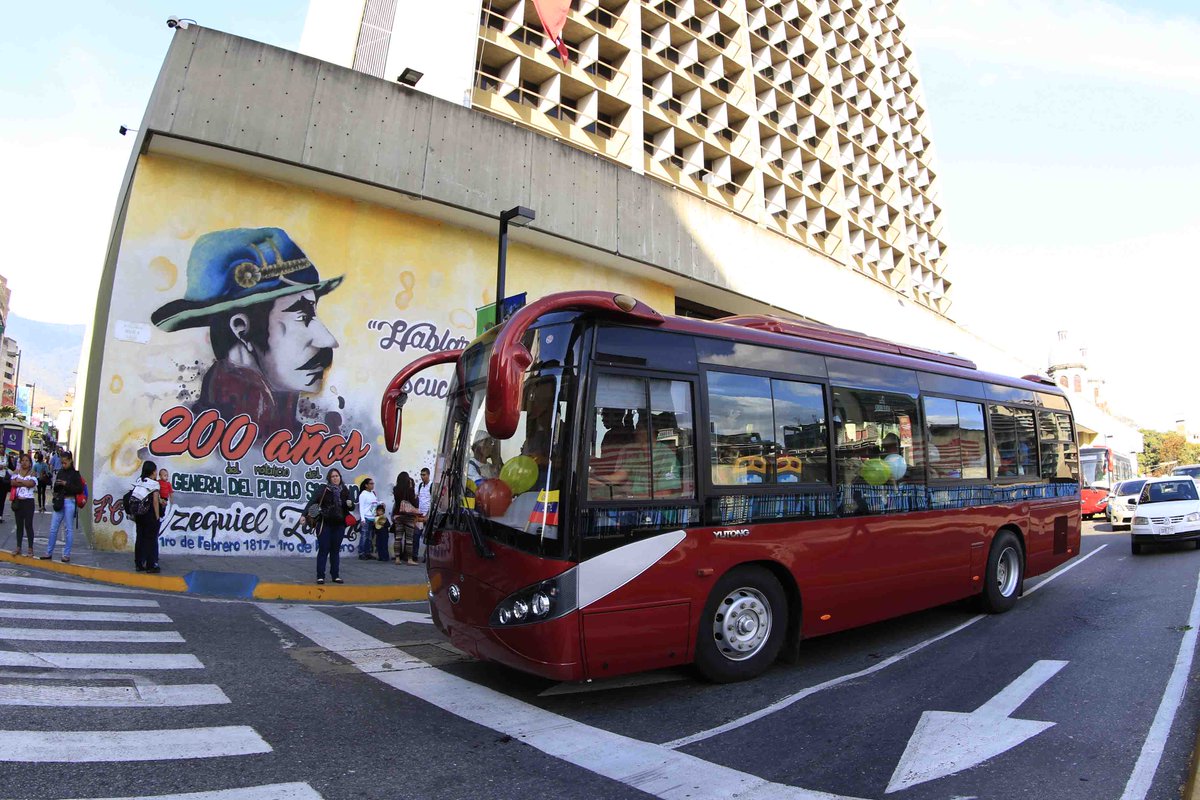 📌 Gobierno Bolivariano sigue cumpliendo con el @MPPEDUCACION, haciendo entrega de dos unidades de transporte, para el traslado de nuestro personal que reside en los estados #Vargas y #Miranda (+fotos) ➡goo.gl/7Qg8RN  <a href="/NicolasMaduro/">Nicolás Maduro</a> <a href="/JauaMiranda/">Elías Jaua</a>