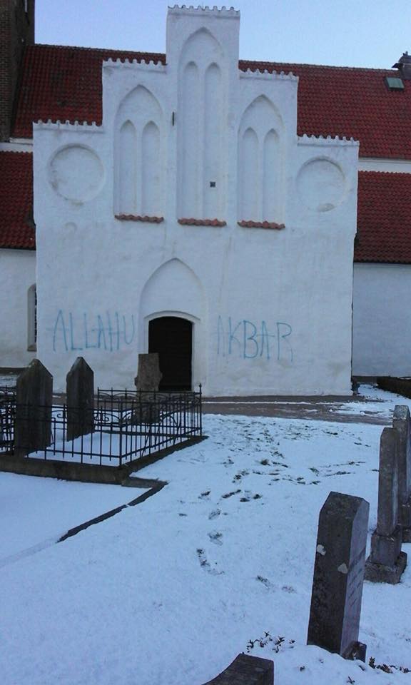 SweKek's tweet photo. Mariakyrkan i Båstad har blivit berikad i dagarna. #migpol #stopislam https://t.co/gnsDzerQmI